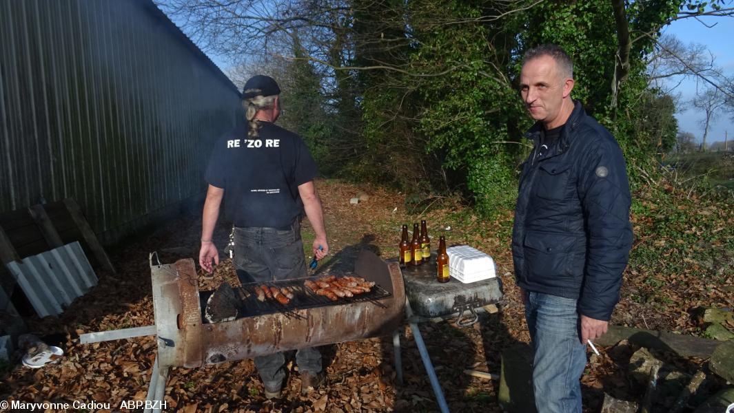 5- Le barbecue est en action, verso du t-shirt.