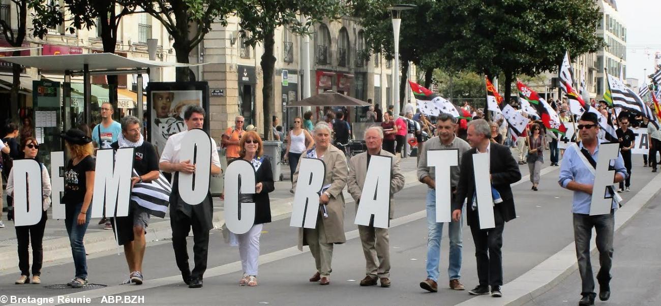 François de Rugy porte le I de Démocratie lors de la Breizh Manif pour la réunification, à Nantes le 24 septembre 2016. ABP40945