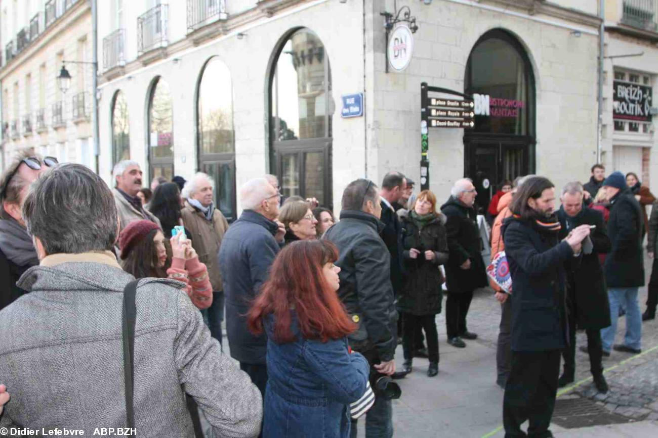 Une cinquantaine de personnes pour le dévoilement de la première plaque bilingue nantaise