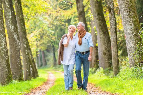 BougePlus est un programme d'accompagnement médical dédié aux plus de 50 ans, associant la marche, les exercices musculaires doux et les exercices cérébraux. L'idéal pour vieillir en bonne santé : 10 000 pas par jour, soit 1 h 30 de marche.