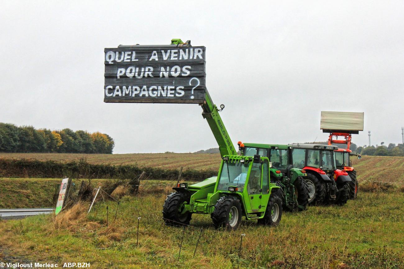 Agriculteurs lors du rassemblement contre les mines le 15 octobre dernier à Uzel (22460)