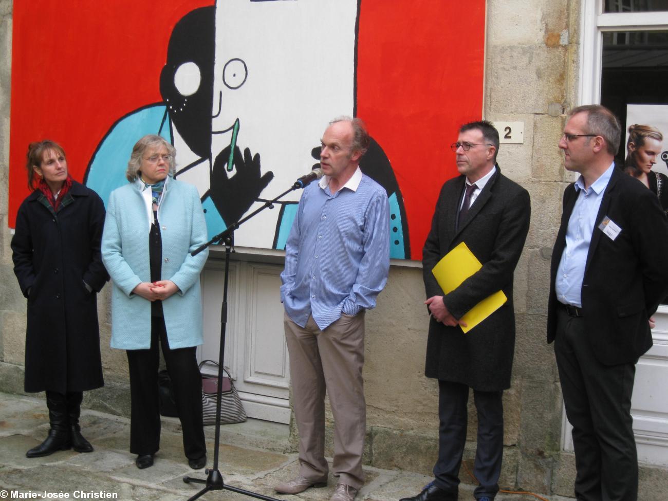 Après le dévoilement de la plaque, interventions des personnalités. Ici Eric Pérennou, le propriétaire, au micro.