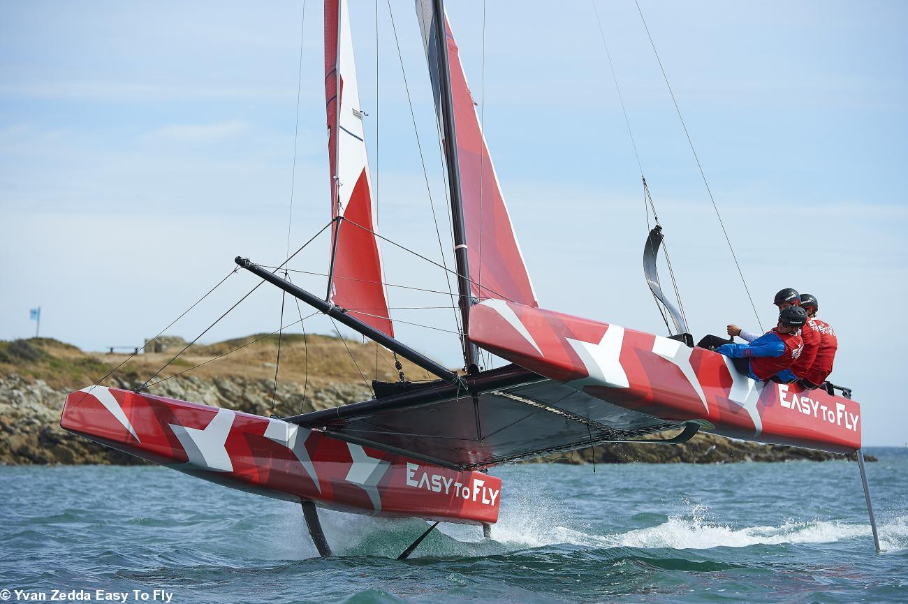 Le catamaran Easy To Fly est produit en série par les chantiers JPS Production de La Trinité-sur-Mer et distribué par la société Absolute Dreamer de Jean-PIerre Dick