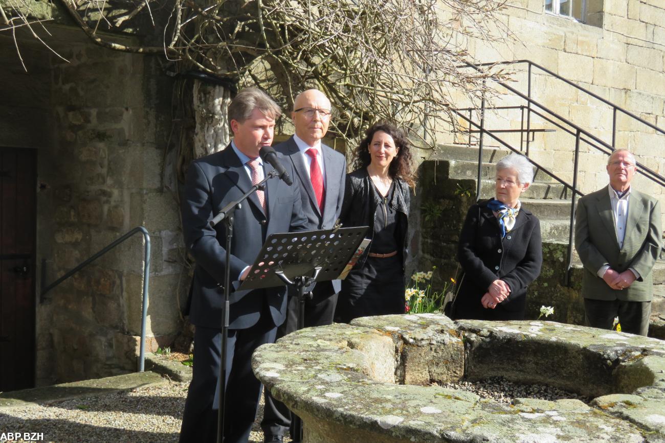 Le maire Stéphane Le Doaré, le maire adjoint à la culture Bernard Le Floc'h, la commissaire de l'exposition Solenn Boënnec, Madame Paule Laurent et son frère le colonel Pierre Boucher-Doigneau accueillent les invités.