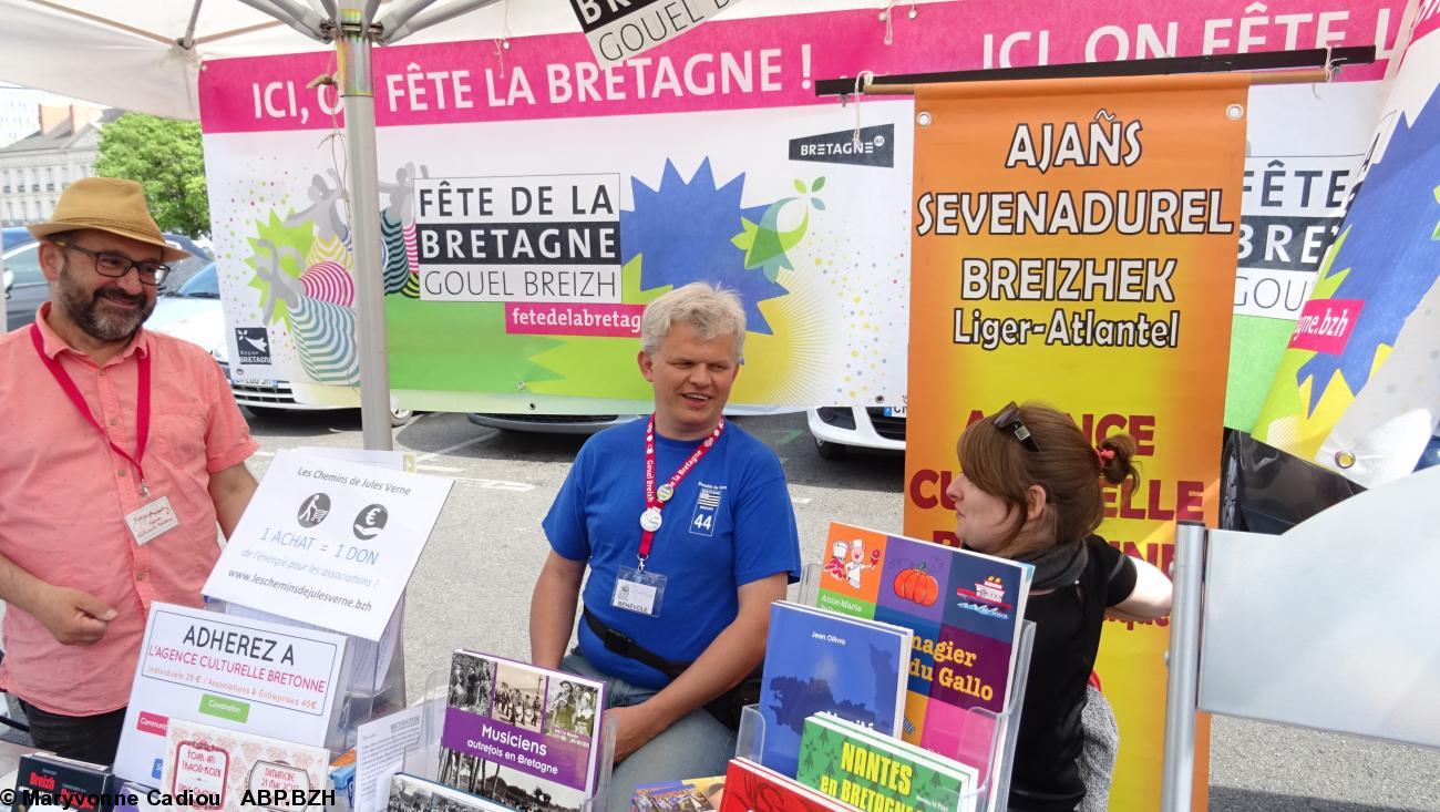 19- Stand de l'ACB. Yves Averty, Éric Gourmelon et Alixia.