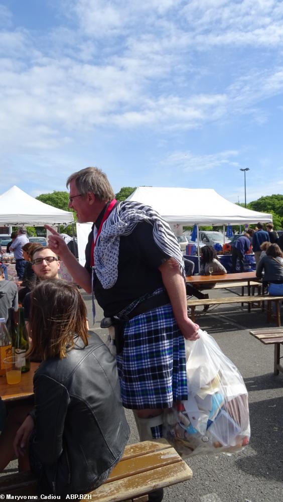 37- Didier, bénévole, membre de plusieurs associations participantes, s'était chargé des poubelles autour des tables.