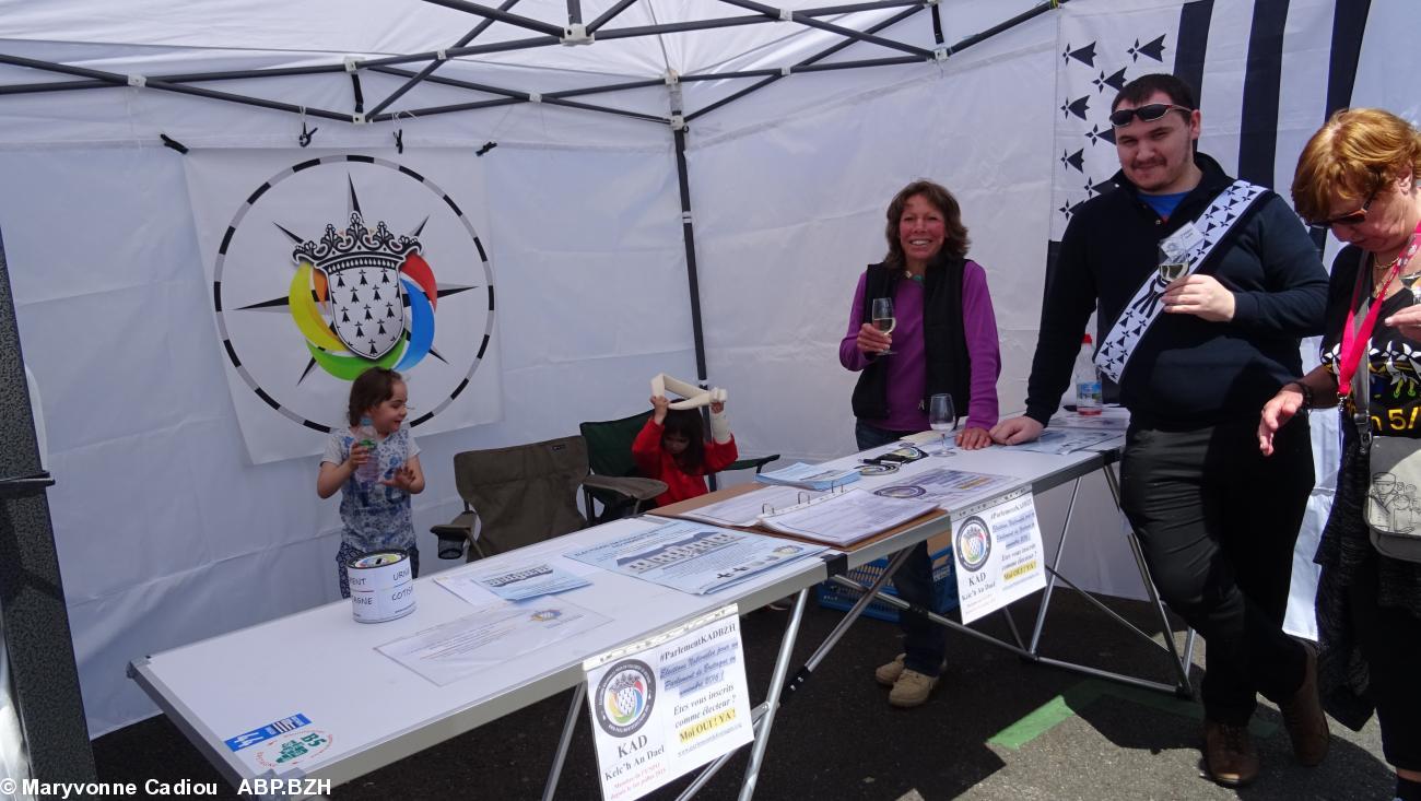 49- Le stand du Parlement de Bretagne réveillé.