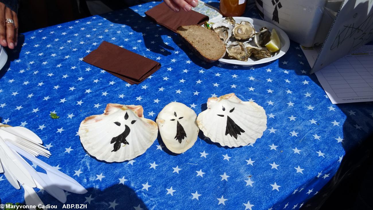 6- Huîtres. Une idée de décoration au stand.