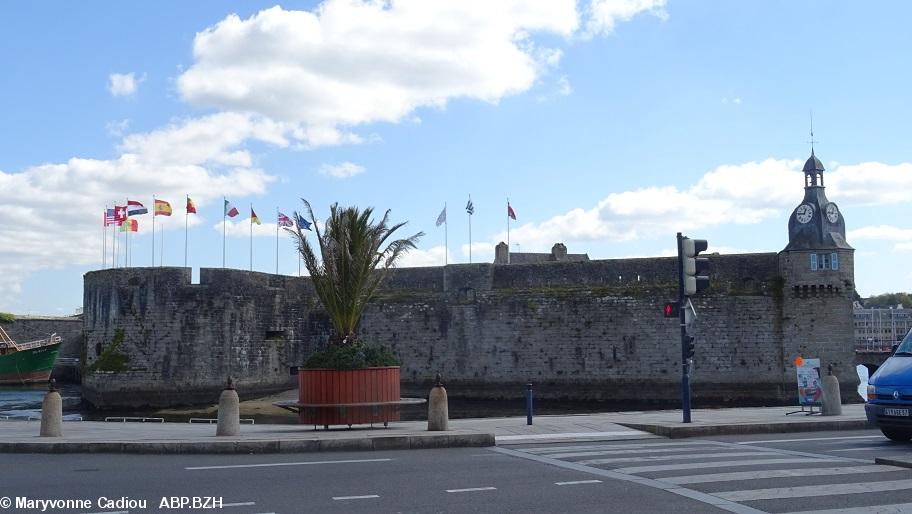 1- À Concarneau la ville close pavoisée.