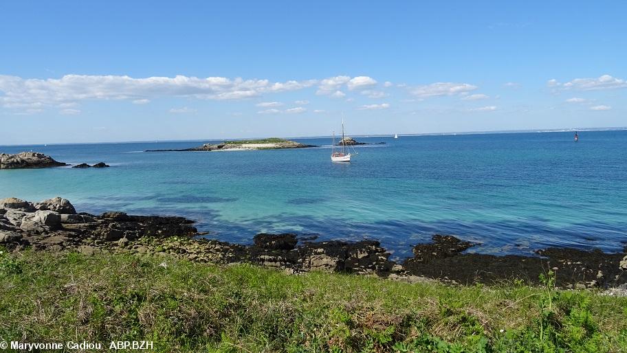 45- Nous continuons le tour de l'île. Vers le nord, à 16 h 15. L'île Brunec.