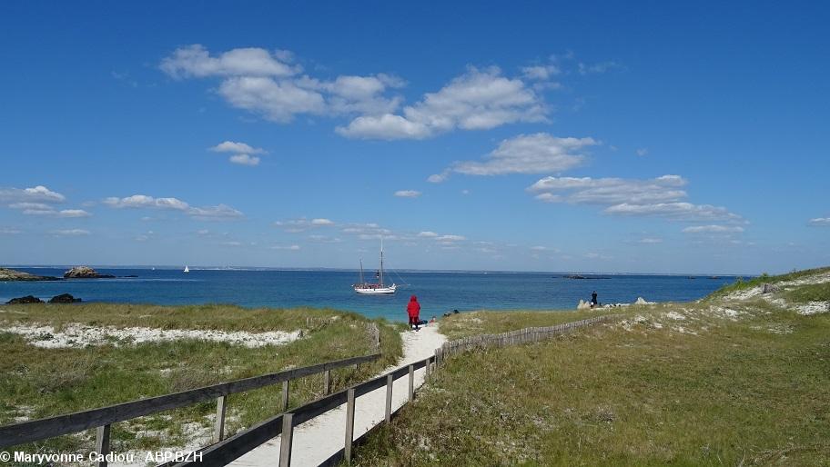 46- Le vieux gréement Popoff devant le passage vers la plage.