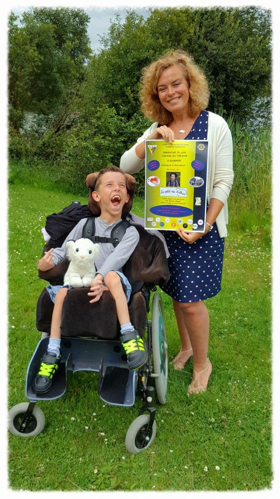 Isabelle Ménard, Présidente Lions Club Quimper Corentin, et le Petit Roi Arthur