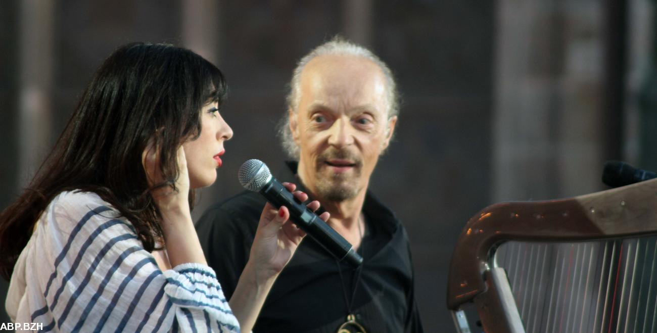 Nolwenn Leroy et Alan Stivell à Quimper place Saint Corentin