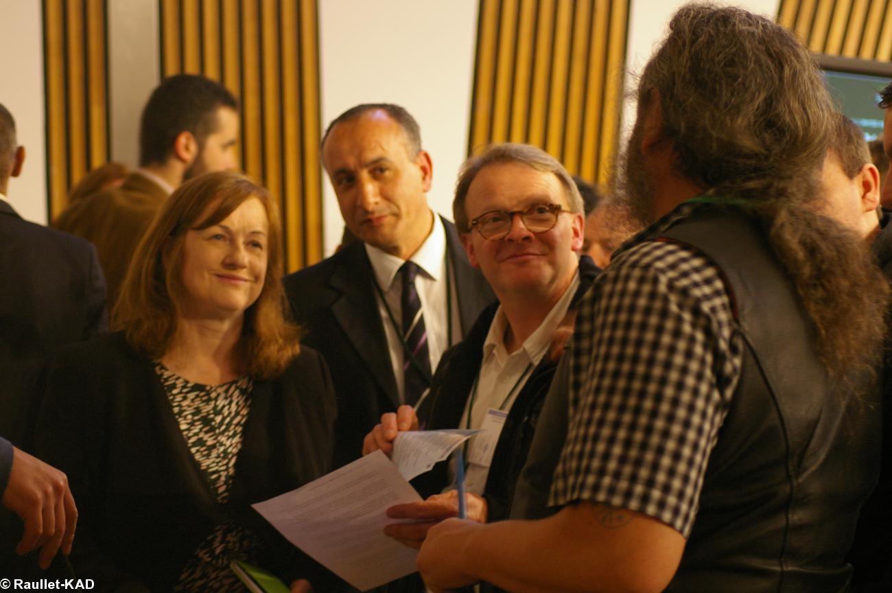 Discussions après les débats. Ici avec Mme Joan McAlpine MSP du Scottish National Party.