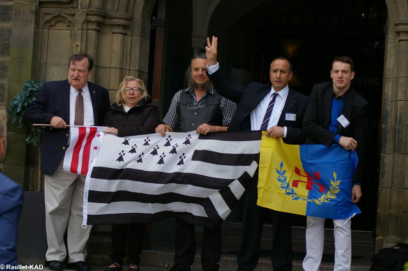 Avec  à gauche le sénateur Michael Brown (Washington DC) et à droite Anazar Larbi Chabi (Kabylie)