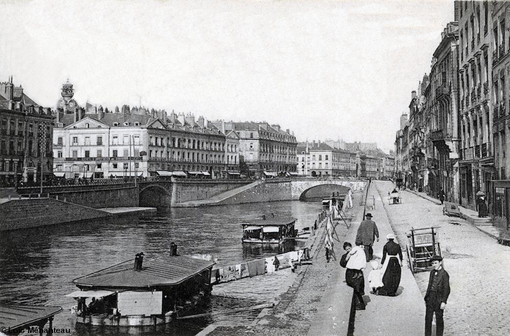 Bordant le nord de l'île Feydeau à Nantes, le quai Duguay-Trouin, vers 1900, longeant les façades des immeubles du nord de l'île Feydeau et bordant le bras de la Bourse.
À gauche, sur l'autre rive du bras, sortie de l'Erdre qui se jetait à cet endroit dans la Loire. Au fond, pont de la Poissonnerie. 
Ce document permet de bien voir comment était la partie supérieure du quai, avec sa chaussée pavée, ses trottoirs et son parapet.
À sa gauche, trois bateaux-lavoir y sont accostés ; à sa droite, sortie de la rue Duguesclin, entre les numéros 11 et 13 de l'ancien quai. Carte postale vers 1900, coll. Loïc Ménanteau