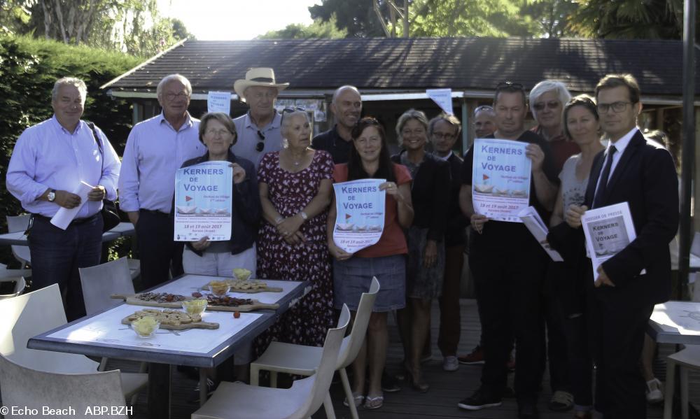 Les membres de l'association ECHO BEACH avec les partenaires du festival.