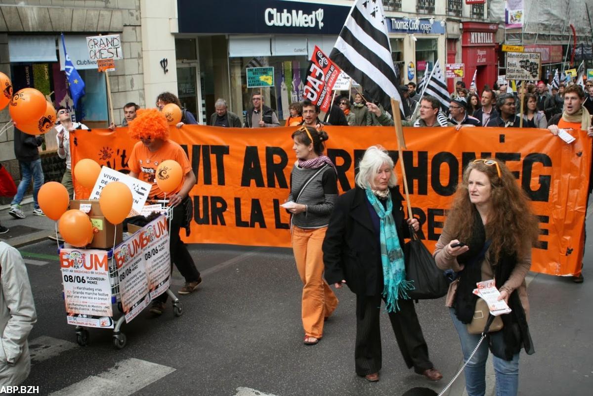 Laurence Desneaux en 2014 à une manifestation à Nantes, dans sa main des tracts 