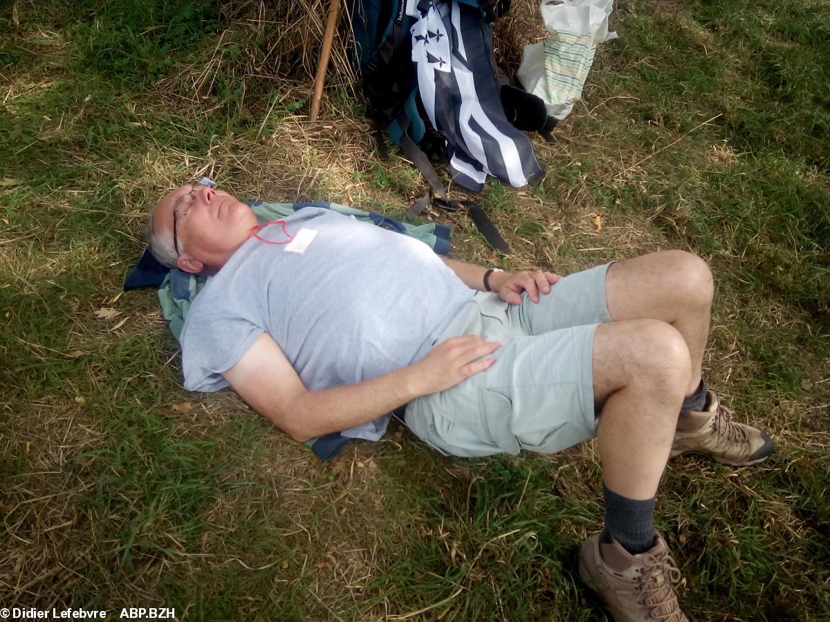 Bretagne en Marche 2017 - un marcheur en sieste méridienne