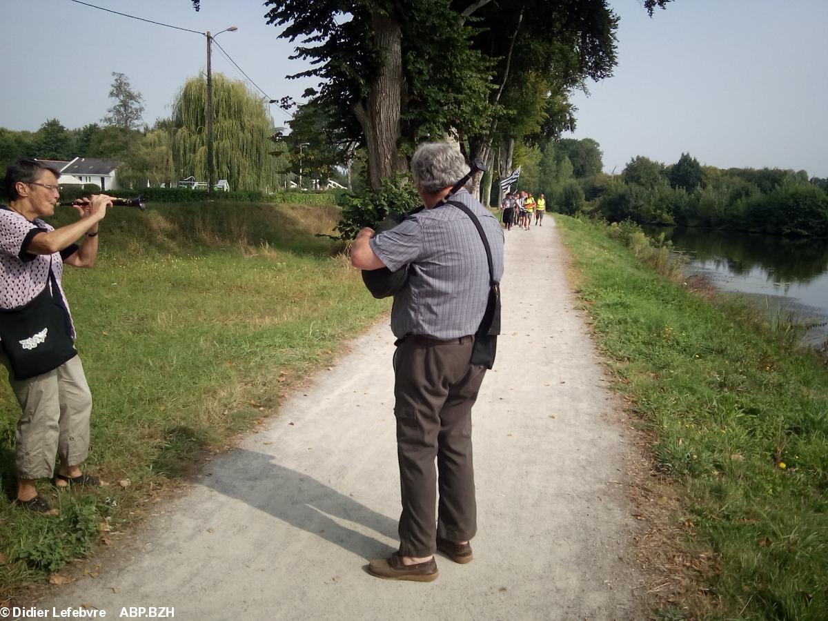 Bretagne en Marche 2017 - accueil sonné à l'arrivée de marcheurs lors d'un point de jonction le long du canal.