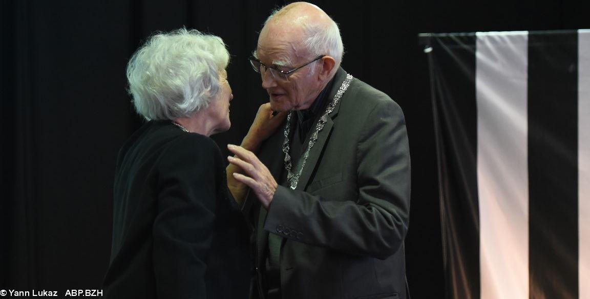 Riwanon Kervella remet le collier de l'hermine à Alain Le Noac'h 