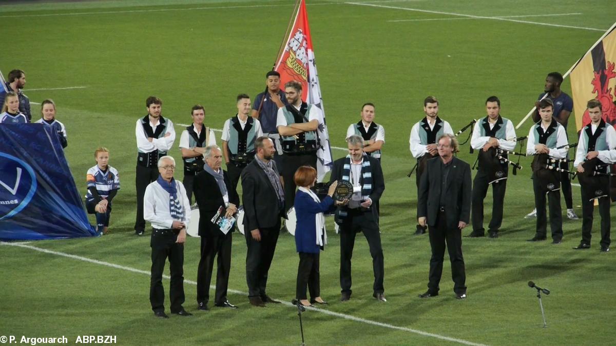 Léna Louarn du Conseil régional de Bretagne remet le prix Bro gozh au président du RCV Olivier Cloarec.