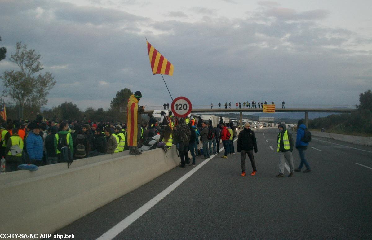 Indépendantistes catalans occupant l'autoroute AP7 à Figuières