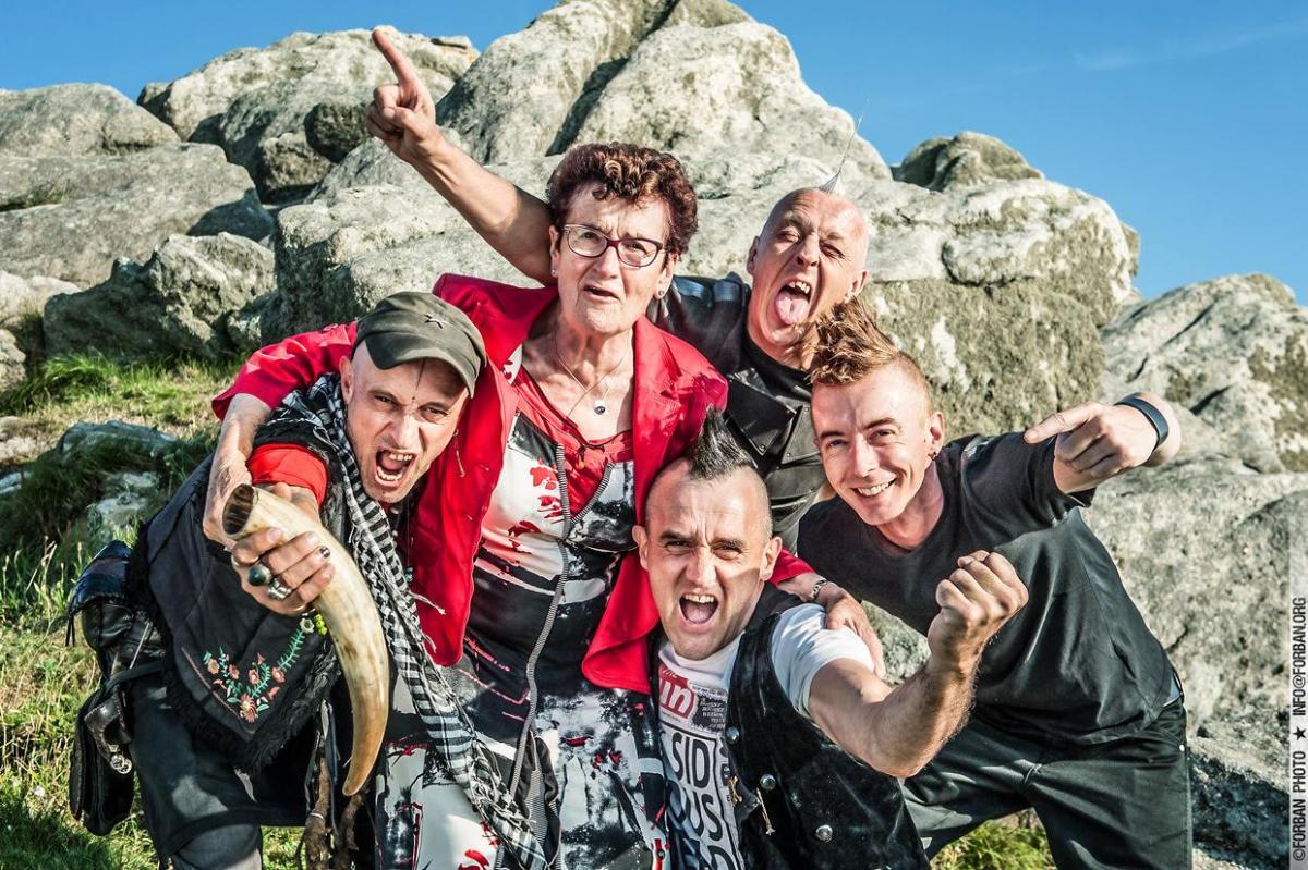 Les Ramoneurs de menhirs : pa vez rock Berurier o kejañ gan Louise, Momo, ha kanerien yaouank