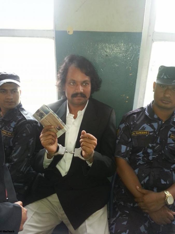 Dr CK Raut, lors d'une ancienne arrestation. Peuple Madhesh.