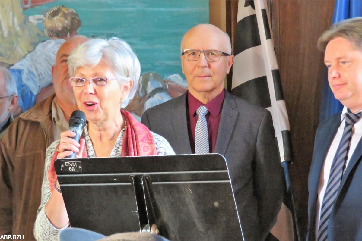 Brigitte Maillard présidente du jury avec le maire Stéphane Le Doaré et Bernard Le Floc'h maire-adjoint à la culture 