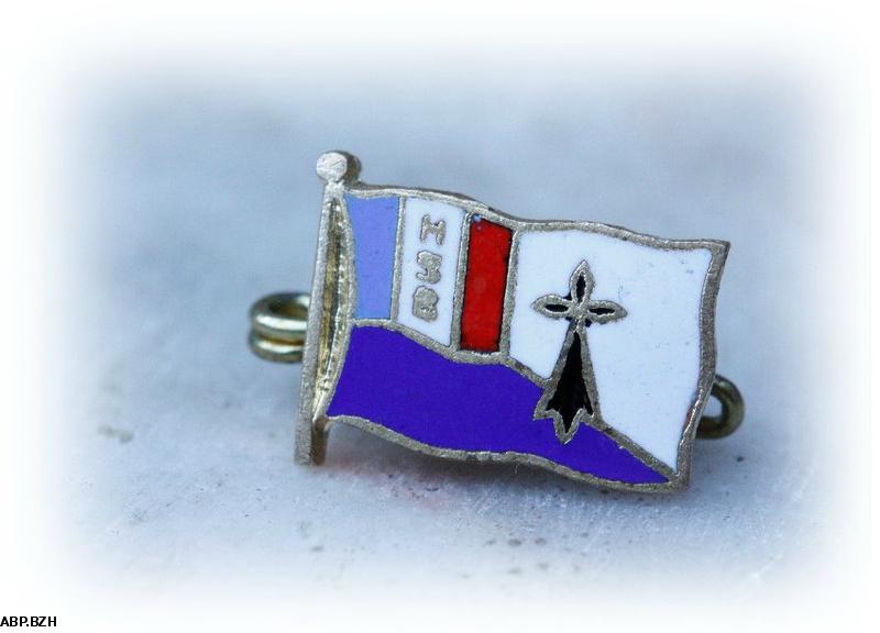 2- Broche HSB des Hospitaliers Sauveteurs Bretons.