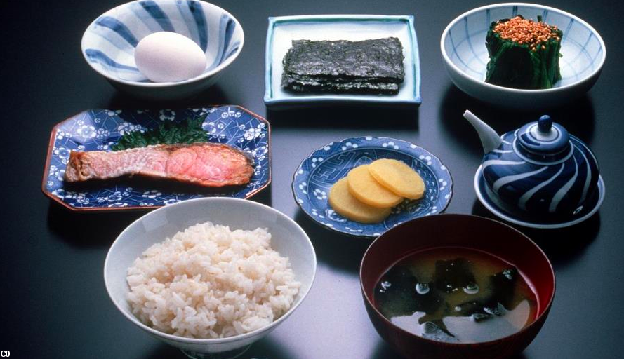 Petit déjeuner japonais (photo :blog bentoandco) . L'oeuf frais est cassé dans le bol de riz chaud et touillé. La cuisson est parfaite car le blanc est suffisamment cuit pour être digeste. Le cholesterol et les matières grasses du jaune ne seront pas oxydés car il est à peine cuit. Variante : omelette ou pochés. A noter les algues et parfois du tofu dans la soupe de miso et le tsukemono (légumes) en haut à droite, le poisson à gauche.