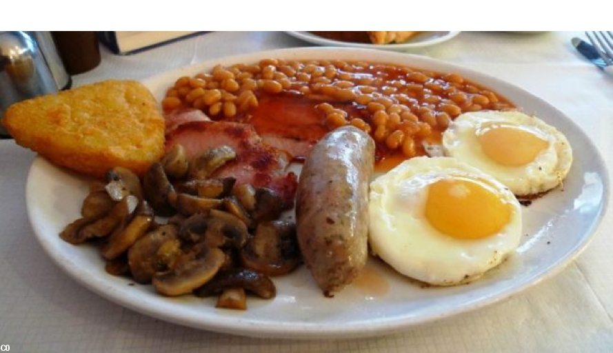 English-irish-scottish breakfast photo https://www.joe.ie .  Le petit déjeuner de la révolution industrielle. N'est plus adapté car trop lourd. Trop de fritures et toast avec du pain de mauvaise qualité. Les beans sont issus de conserves douteuses. Le bacon comme les saucisses contiennent des nitrites.