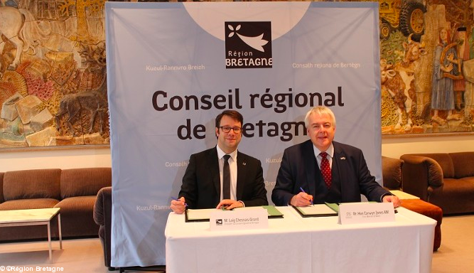 Signature du protocole d'accord - Loïg Chesnais-Girard et Carwyn Jones  