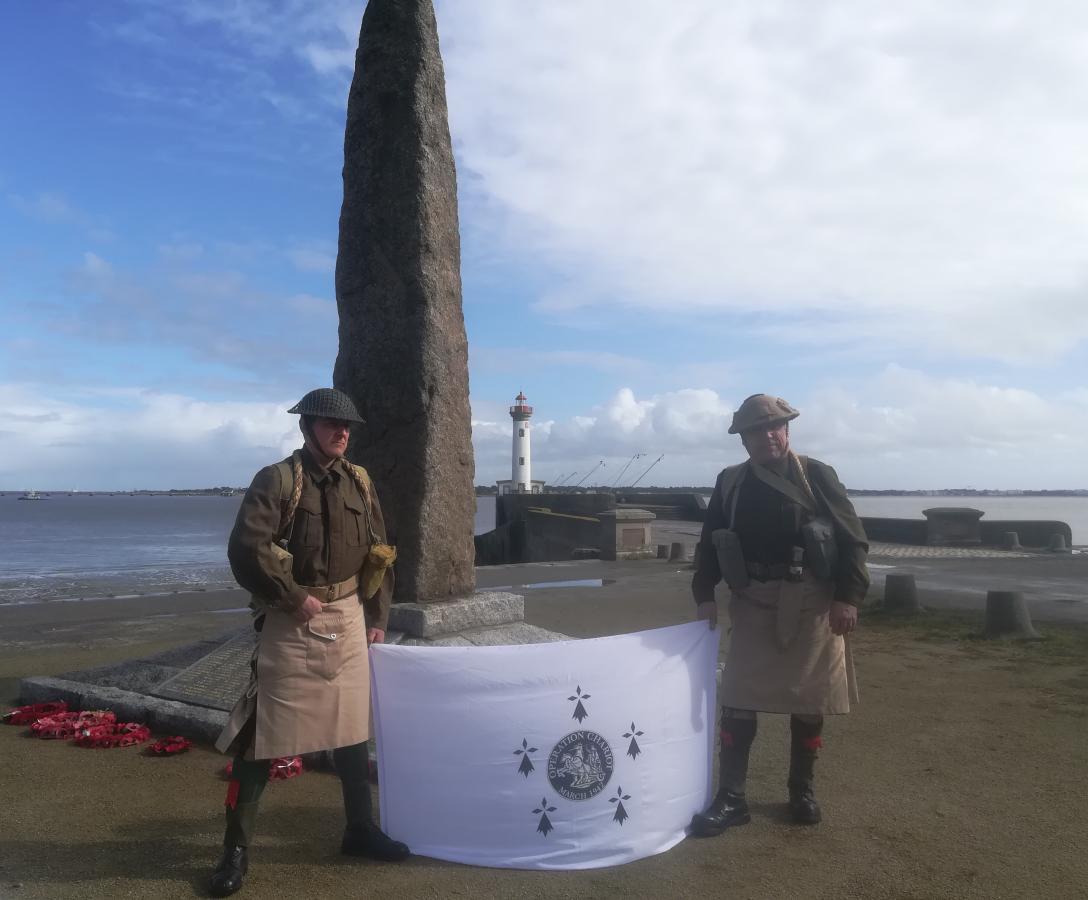 Les responsables de Breizh Sant-Nazer Liberty Group ont présenté à la presse la tenue de commando écossais du 28 mars 1942.