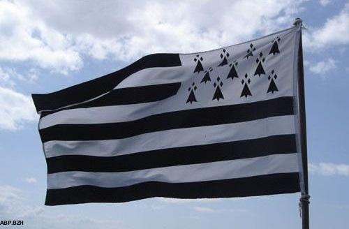 Les drapeaux bretons flotteront souvent au vent - d'Ouest - dans le vignoble breton.