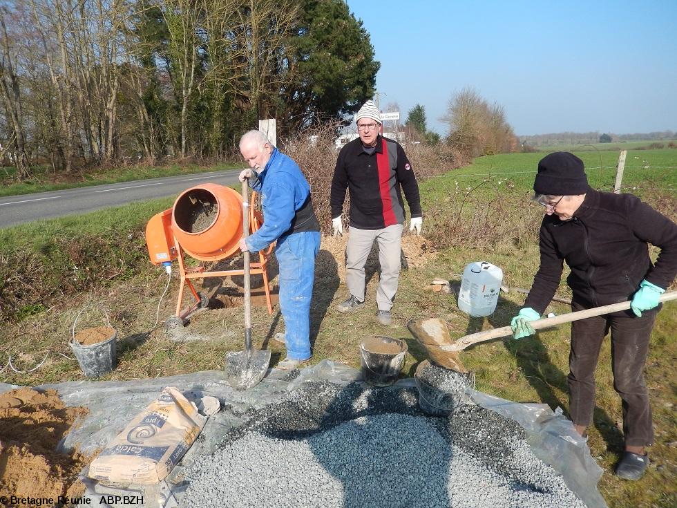 Du béton dans le vignoble ? Oui, mais pour la bonne cause. Ici une équipe coule le béton le 28 février dernier pour implanter le mât à Gwenn ha Du à Saint-Hilaire. Provenance photo Alan Ar Gal.