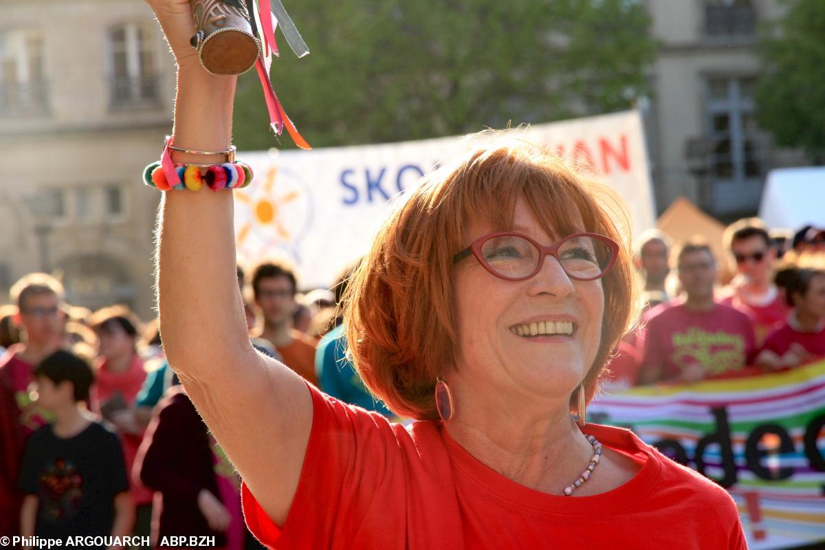 Léna Louarn, vice présidente du Conseil régional de Bretagne chargée des langues de Bretagne débute le premier kilomètre de la Redadeg.