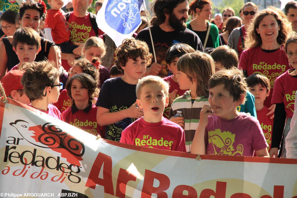 Les enfants amènent le bâton place Saint Corentin pour le départ.