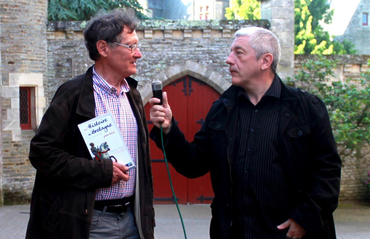 Olivier Caillebot et Jean-Jacques Monnier à Josselin, face au Château des Rohan, bel exemple de la Renaissance en Bretagne. Mais l'originalité bretonne est surtout présente dans les constructions rurales, églises ou manoirs