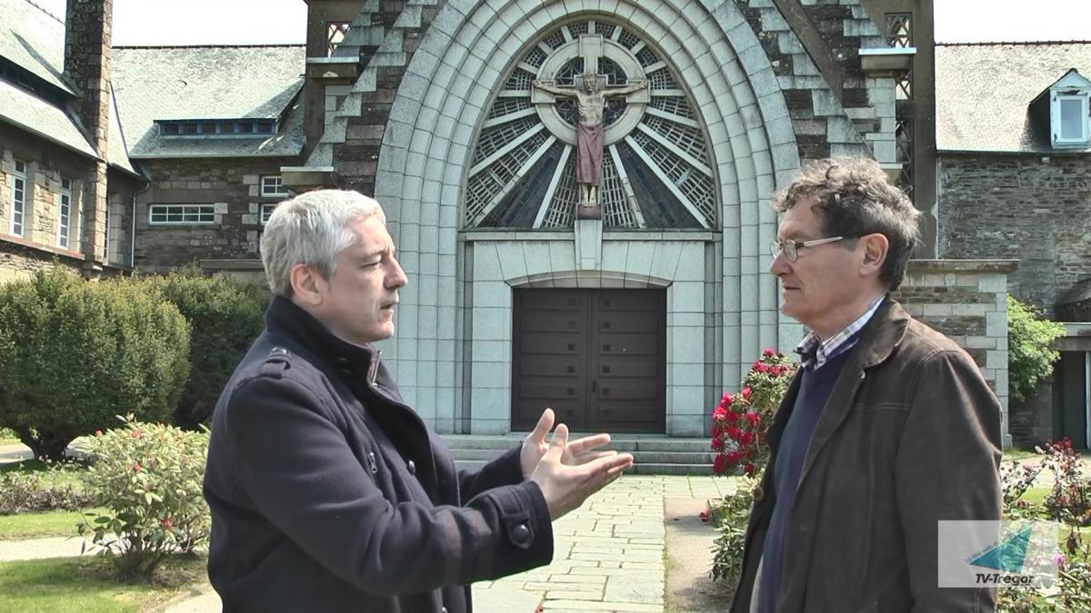 les conférenciers devant une étonnante chapelle achevée en 1937 à Lannion