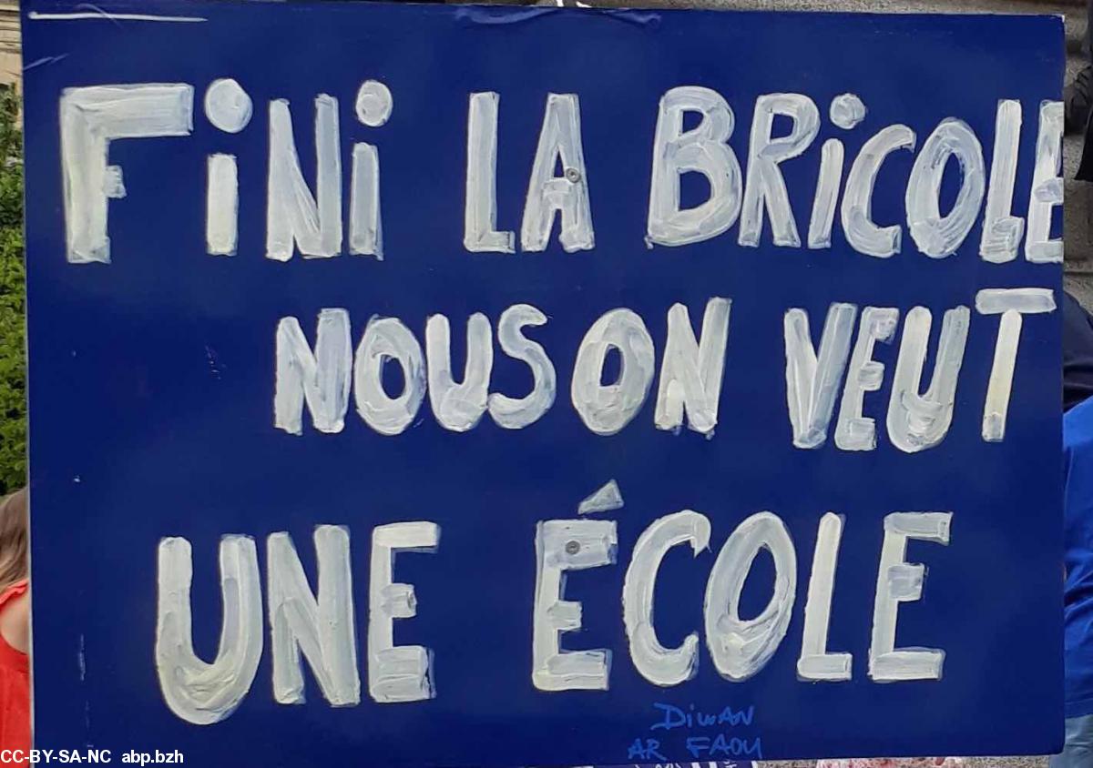 fini la bricole, nous on veut une école