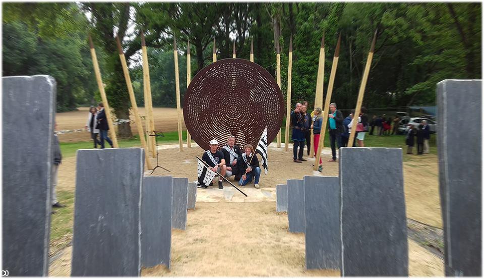 Parlementaires devant le mémorial de Ballon