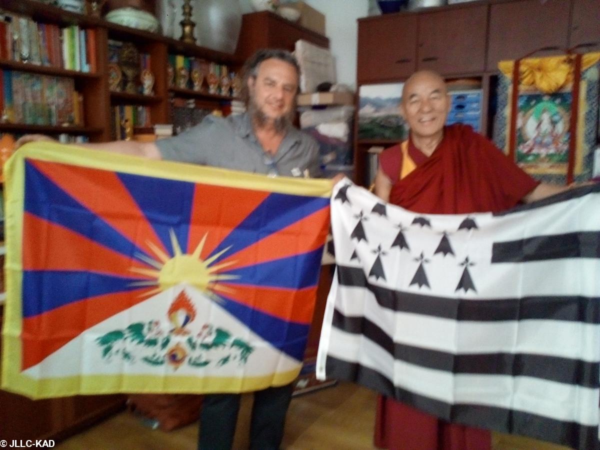 Echange de drapeau avec Hon. Tubthen Wangchen, représentant du Dalaï Lama en Catalogne, membre du Parlement Tibétain en exil.