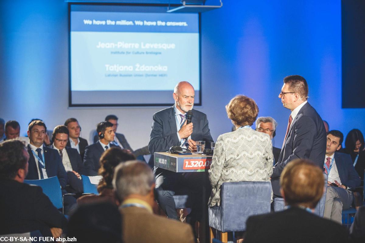 Jean-Pierre Levesque représentant la Bretagne en débat avec Tatjana Ždanoka membre de la minorité russophone de Lettonie et Loránt Vincze président de la FUEN