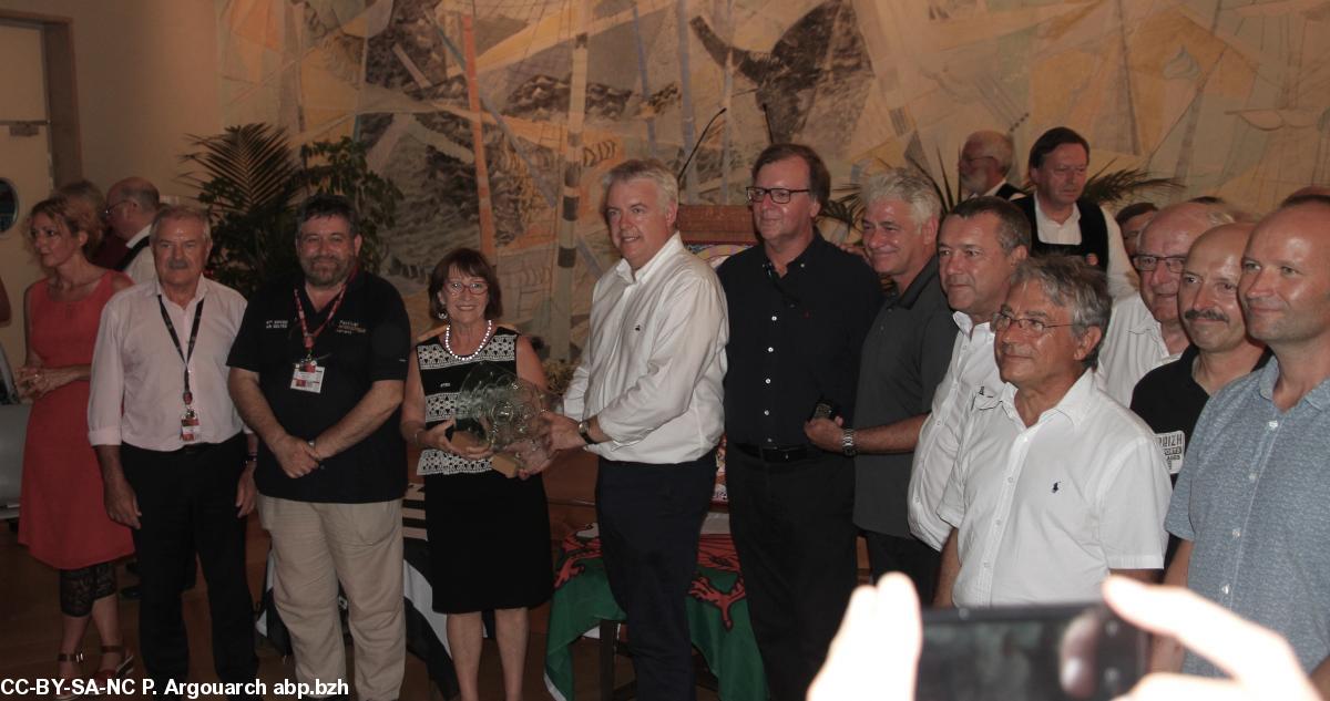 La chanteuse Nolwenn Korbell, Norbert Métairie, maire de Lorient, Lisardo Lombardia, directeur du FIL, Lena Louarn, vice présidente du Conseil régional, Carwyn Jones, Premier ministre du Pays de Galles, Jacques-Yves Le Touze, président et fondateur du comité Bro Gozh, l'équipe de l'association Bro Gozh.