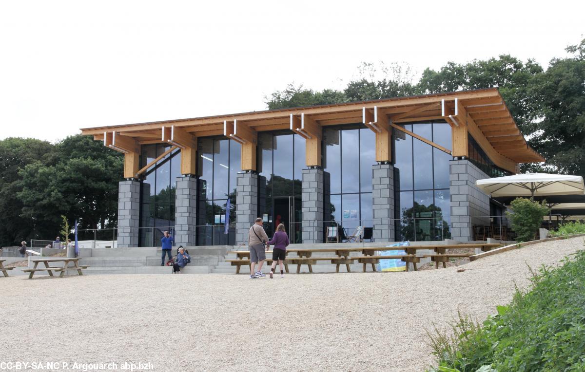 Le nouveau centre d'accueil avec une librairie et beaucoup de livres sur la Bretagne. Des millions de visiteurs pourront y découvrir mythes, légendes et histoire de Bretagne. Restauration simple de crêpes de blé noir à prix très raisonnables. Les visites sont gratuites sauf les visites guidées.