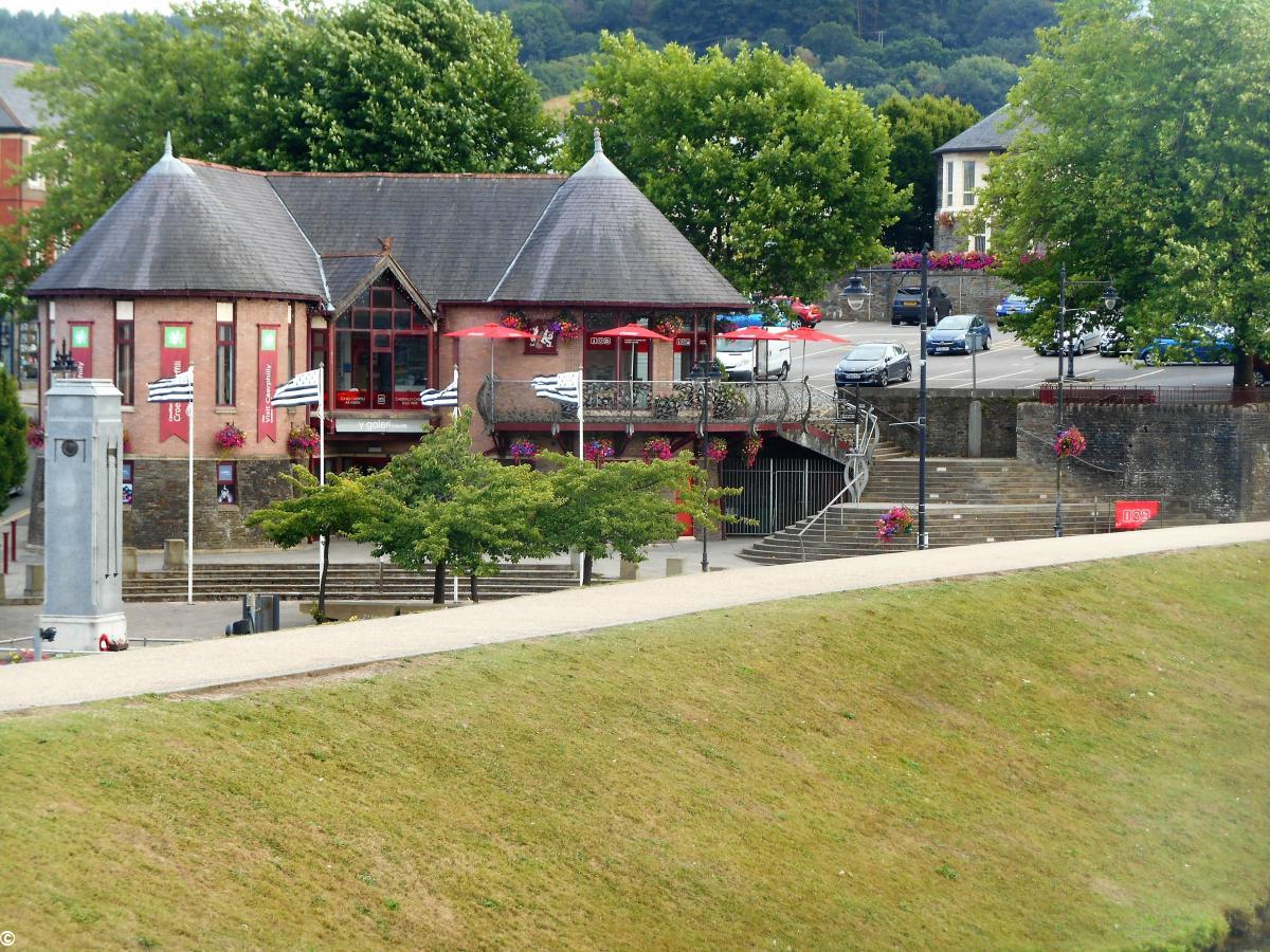 4 drapeaux bretons flottent devant l'office de tourisme de Caerphilly