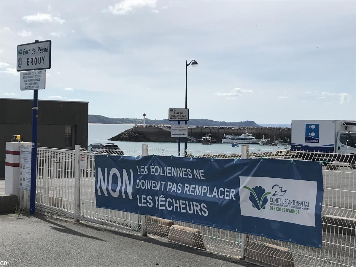 Port d'Erquy. Banderole du Comité des Pêches des Côtes d'Armor devant la criée