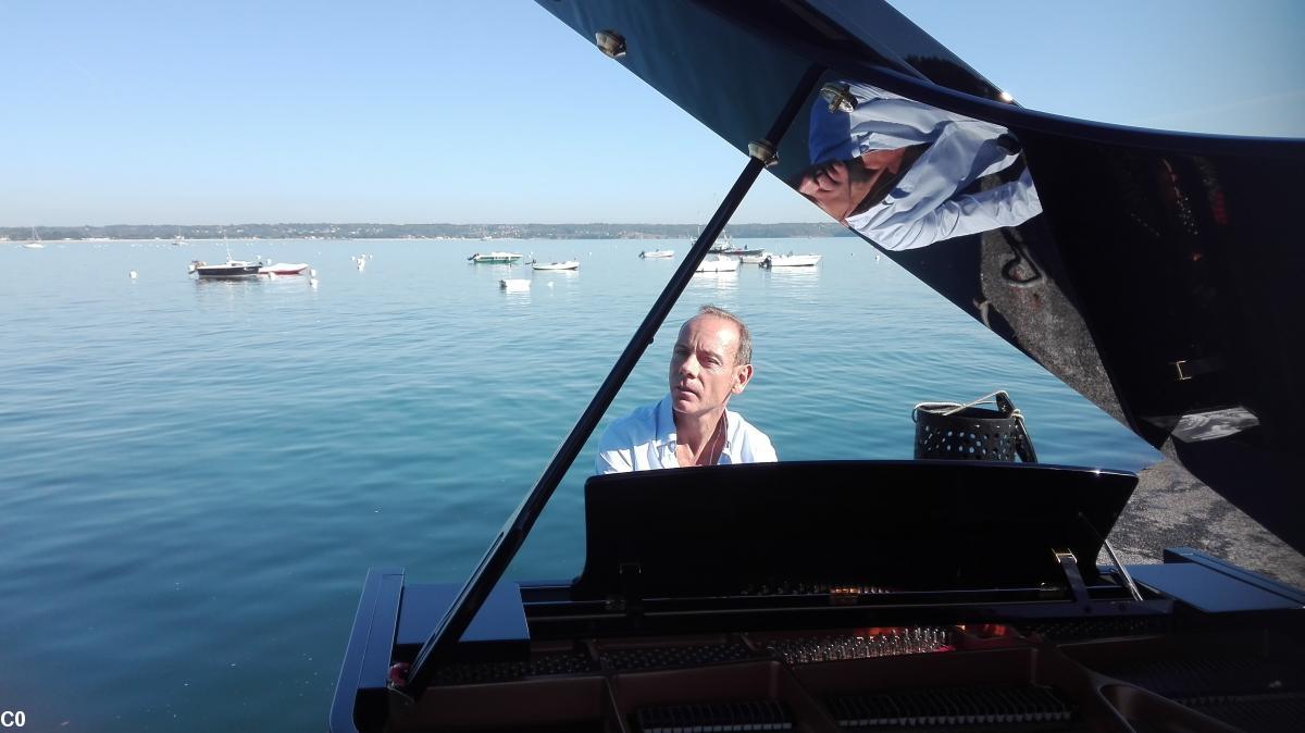 Yann Crepin,  sur la cale de Beg-Meil pour un clip de France 2 tourné vendredi dernier (Photo  Roger Bendayan) 